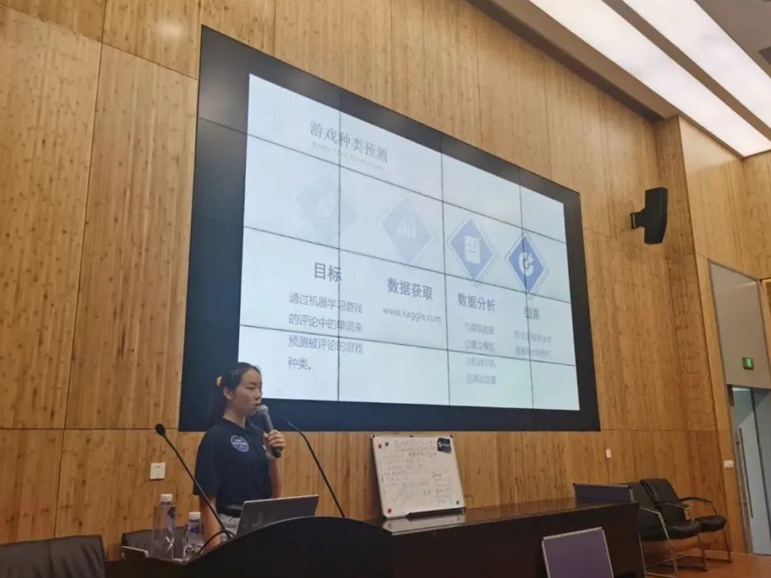 AI夏令营学员在演示屏前汇报研究成果,已校正照片倾斜