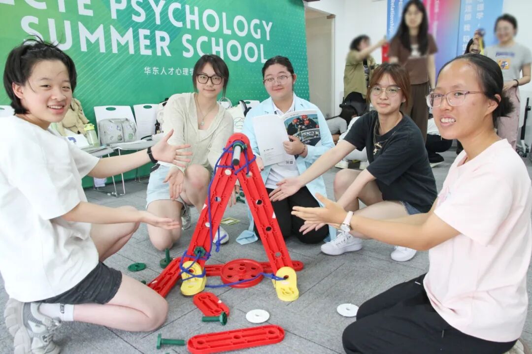 团队完成合作挑战后的合影