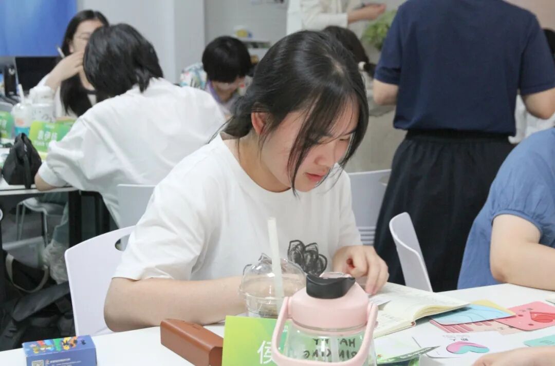 侯同学在活动中记录和思考