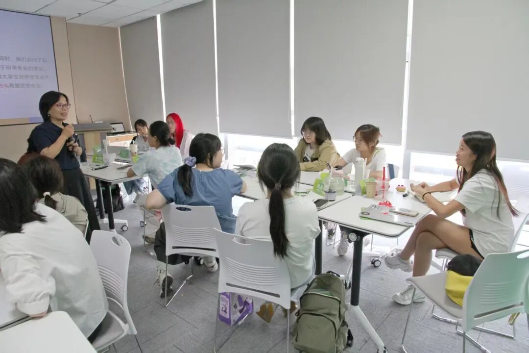 心理学课堂讨论现场