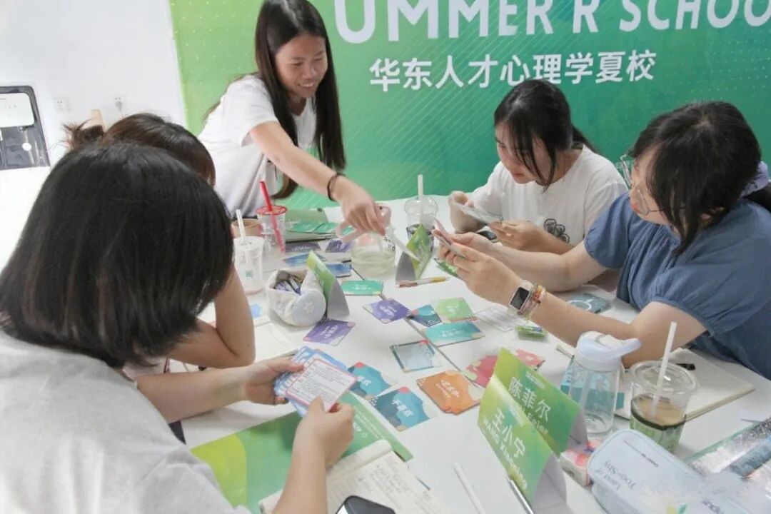 学员共同探索职业卡牌