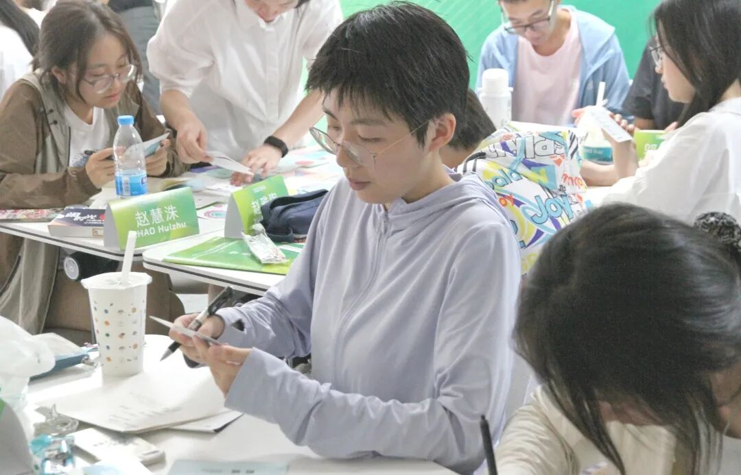 余同学在职业卡牌活动中探索专业方向