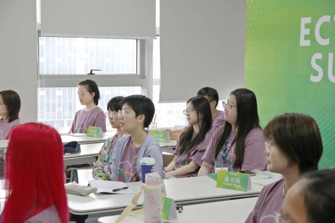 心理学课堂的交流现场