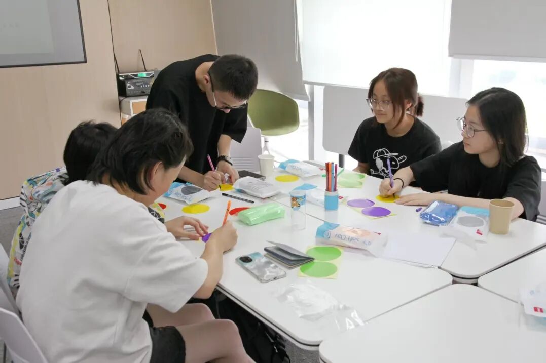 导师在粘土团辅中陪伴学员创作