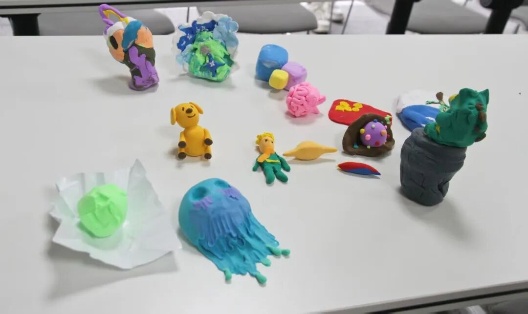 学员用粘土塑造的多样心象作品