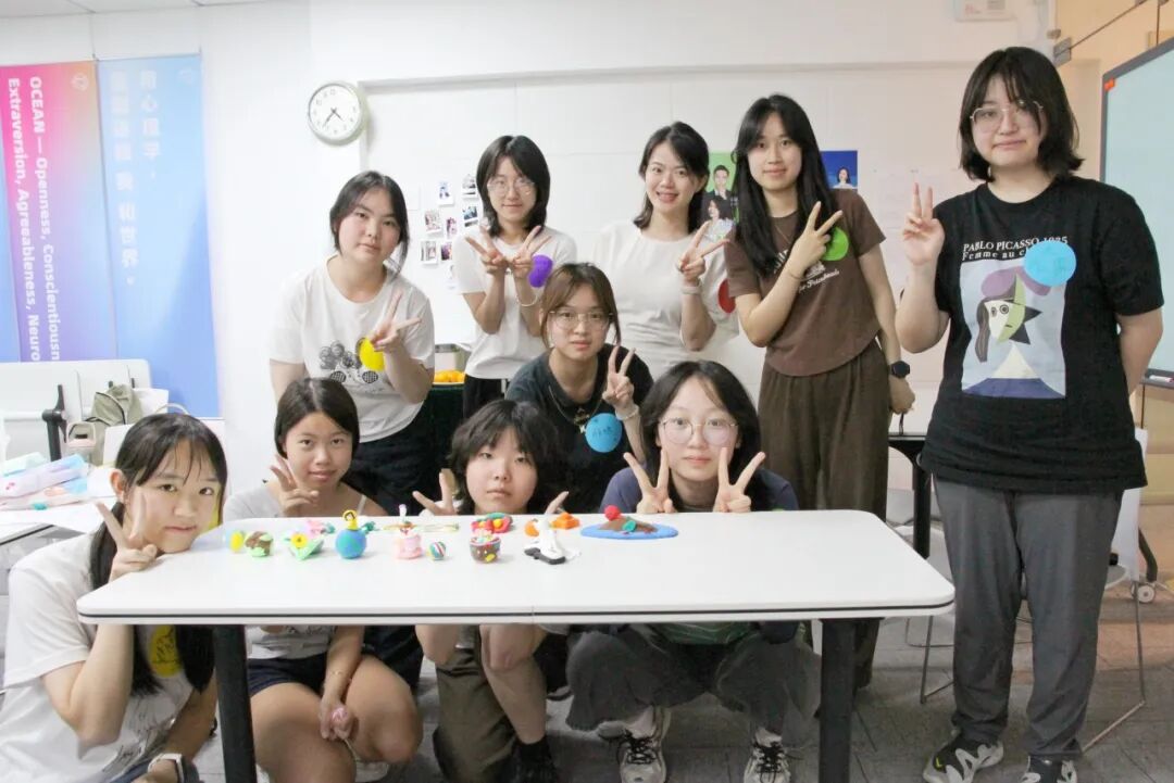学员展示各自粘土作品的合影