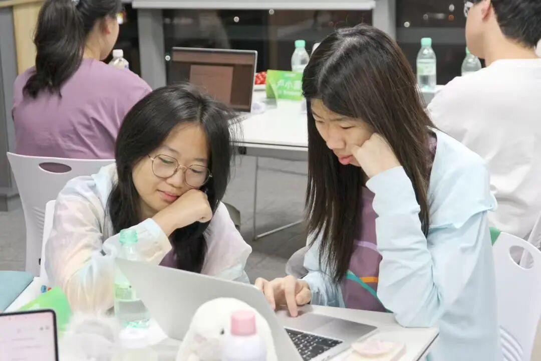 同伴一起讨论学习材料