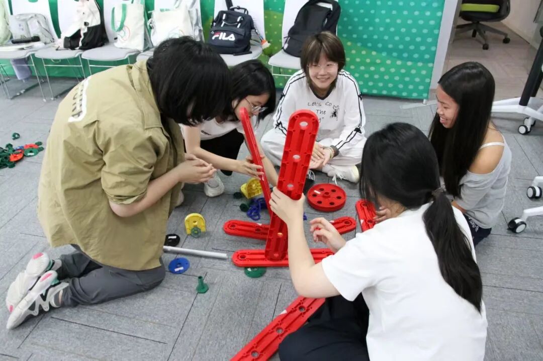 学员合作完成团队活动