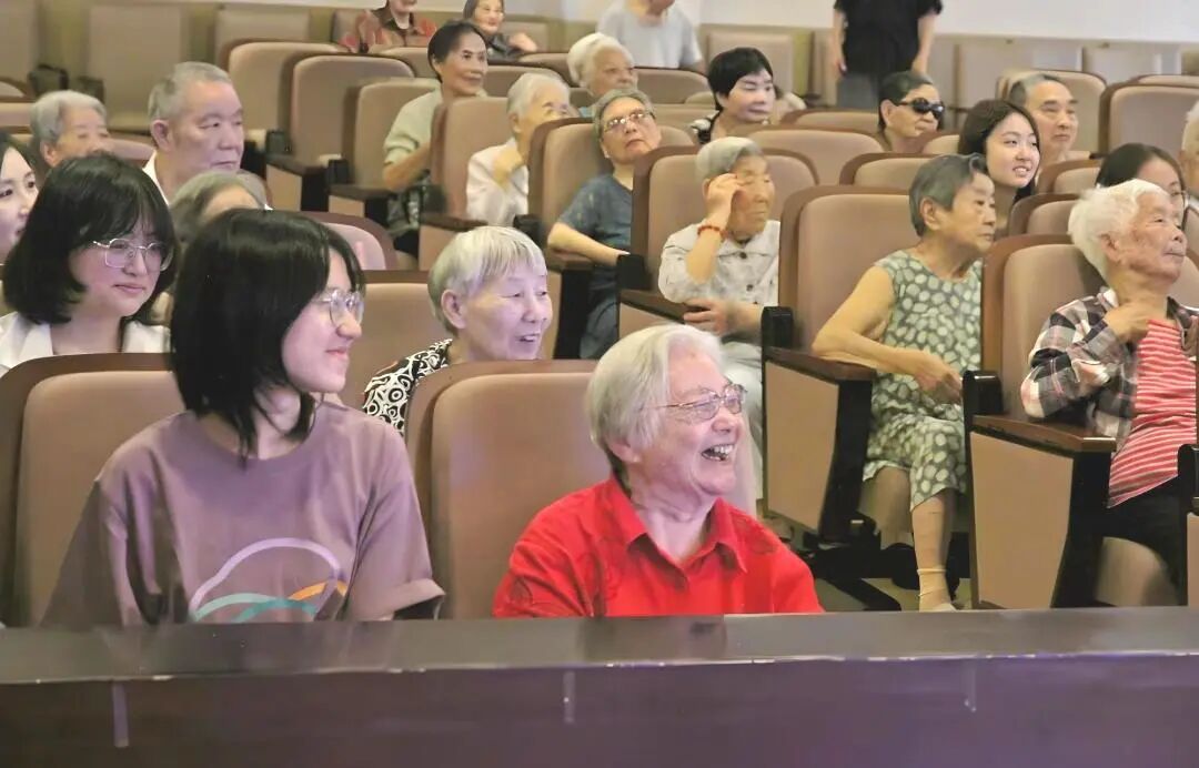 学员与养老院长者交流