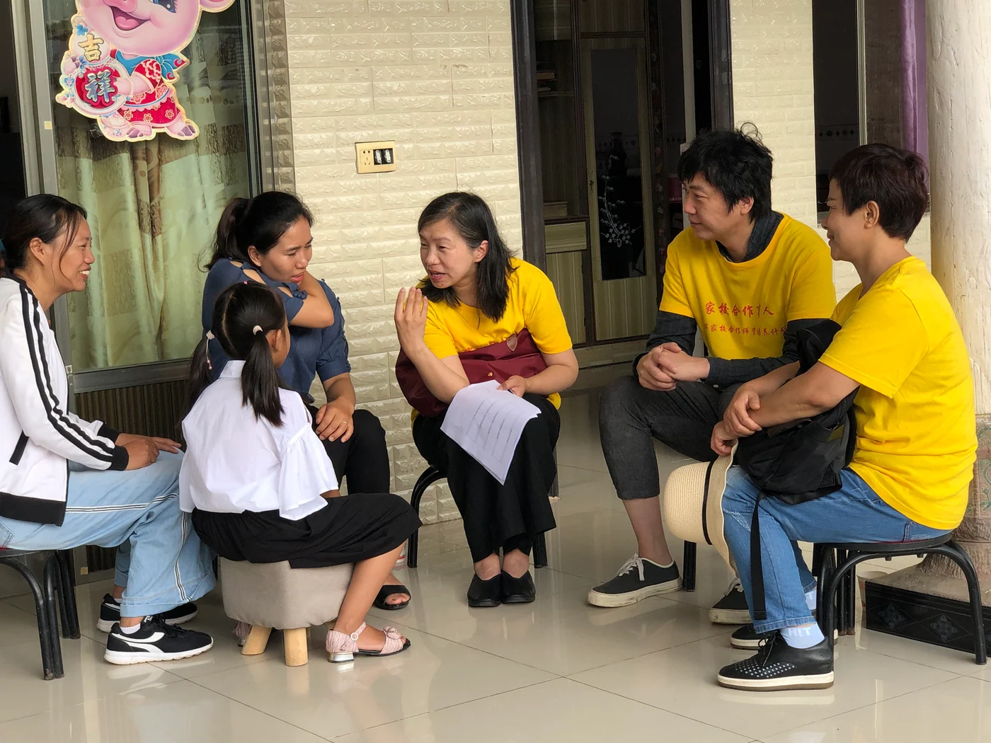 学生在农户家开展访谈，2019年教育活动影像